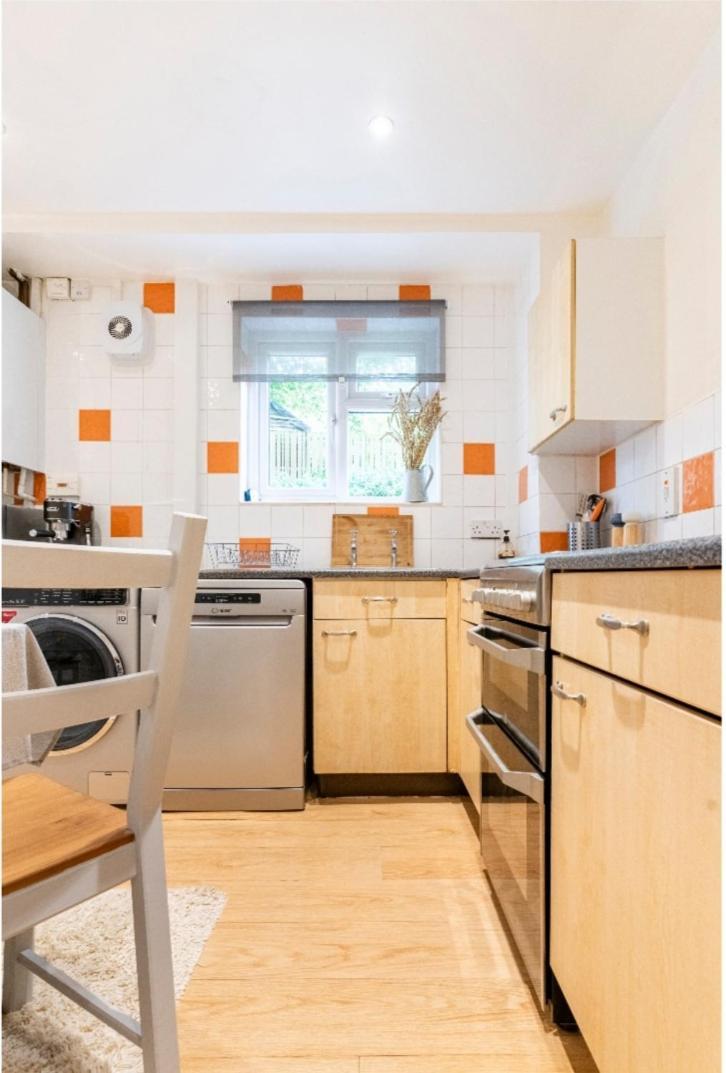 Cosy Room Near The City Centre With Free Parking Bath Bagian luar foto